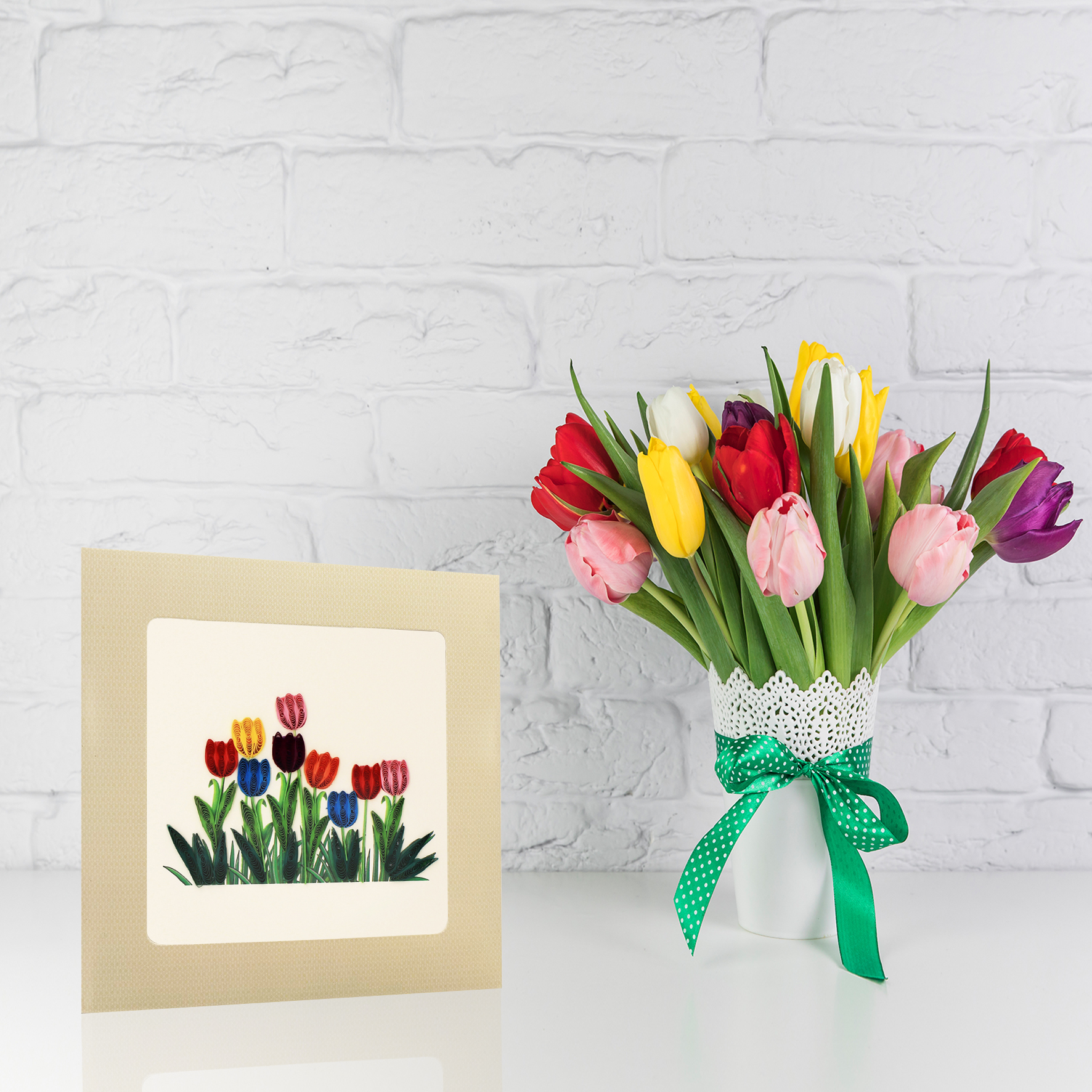 Thiệp Chúc Giấy Xoắn Thủ Công Hoa Tulip - Tặng Kèm Khung Giấy Để Bàn