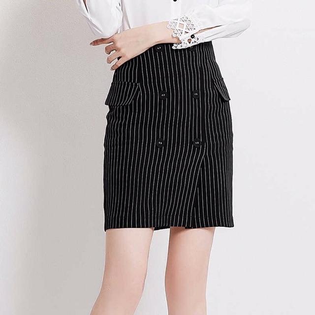 Chân váy bút chì kẻ sọc đính cúc thời trang