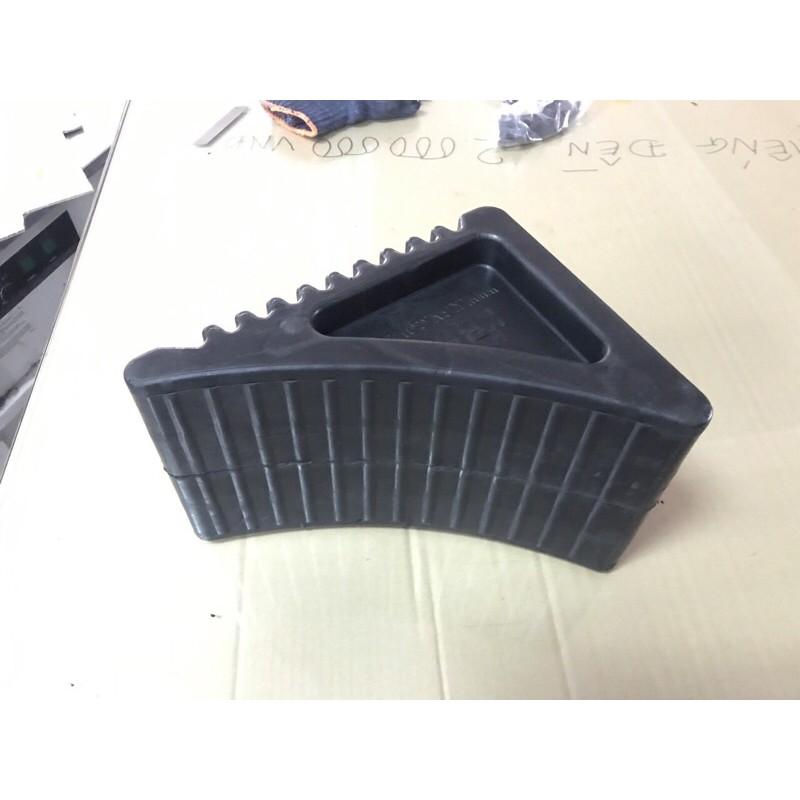 Cục chèn bánh xe ô tô di động cầm tay , cỡ lớn