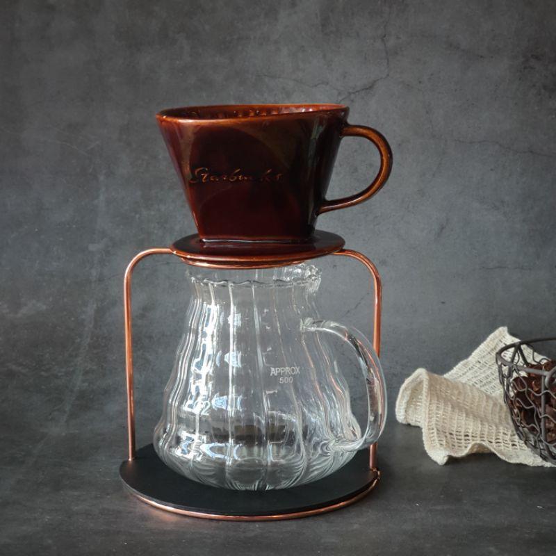 Giá đỡ phin drip coffee chất liệu kim loại bọc màu vàng đồng kèm đế gỗ phủ sơn đen