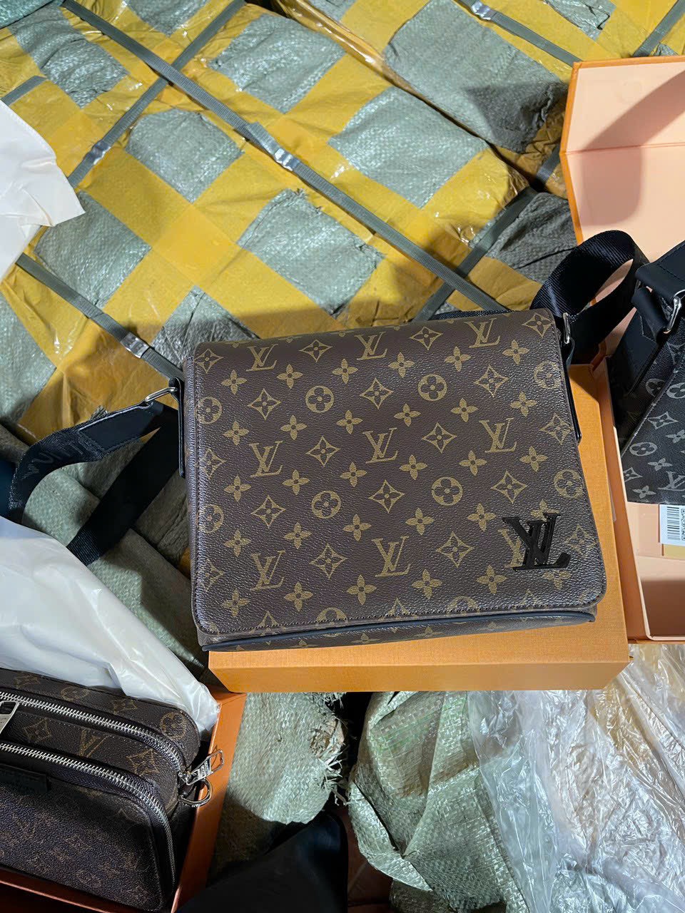 Túi đeo chéo nam nữ unisex dáng cặp size 26 fullbox nam châm Smano hoả tốc