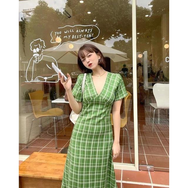 DOTTIE - Đầm midi cổ V kẻ ô nữ xanh lá D0326
