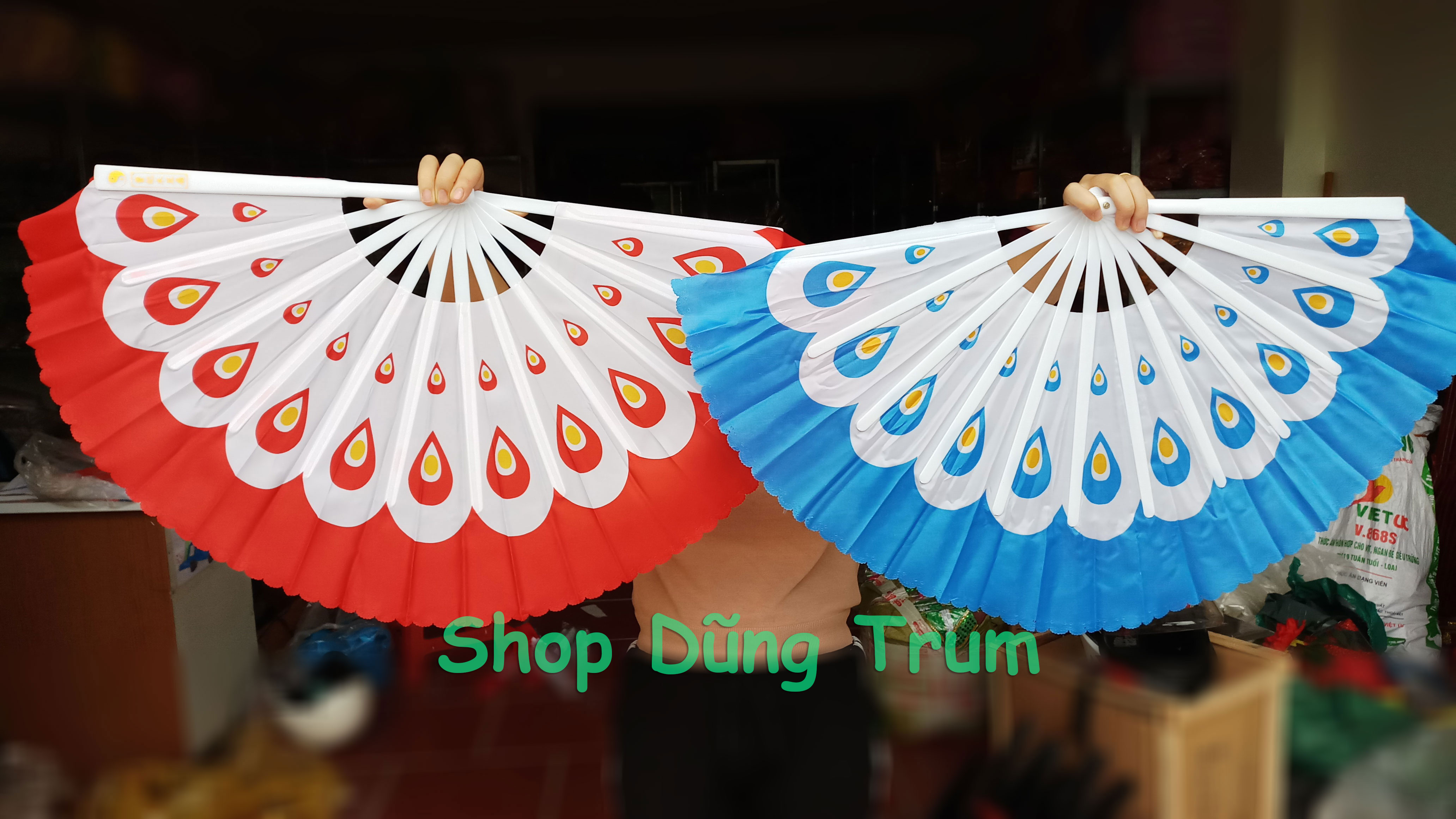 Quạt múa văn nghệ đuôi công nan nhựa chất đẹp cực bền