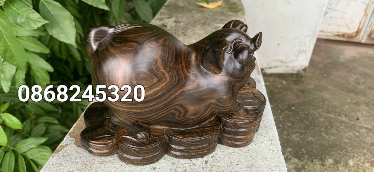 Tượng con heo phong thủy cầu tài lộc bằng gỗ mun hoa kt 20cm