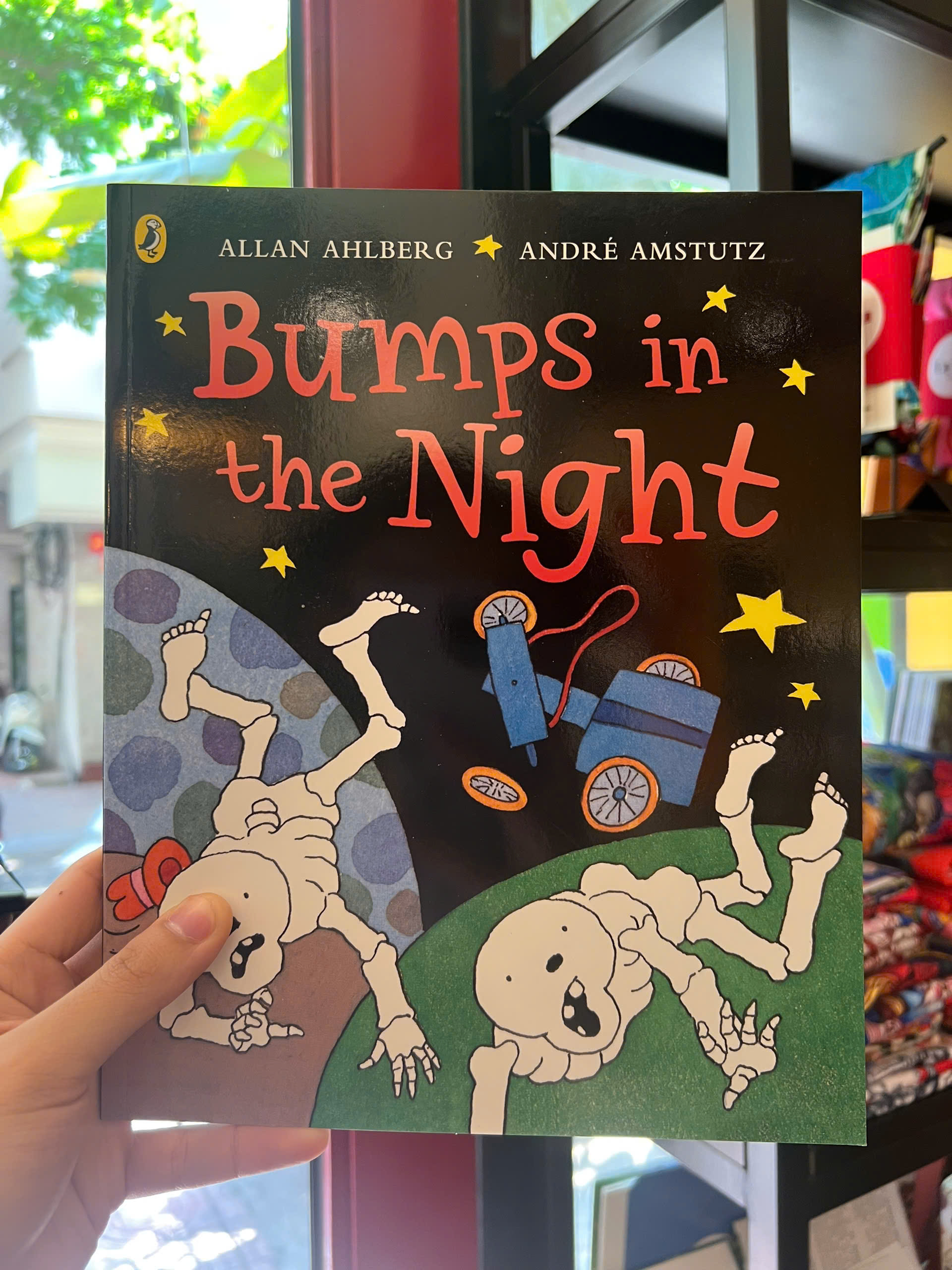 Sách - Bumps in the Night (Funnybones Series)| Childrens Picture Book/ Ngoại văn Thiếu nhi Nhập khẩu