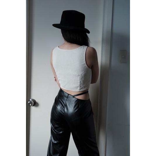 OLALASTUDIO Quần da dài ống xuông cách điệu cut eo KEISHA LEATHER PANTS