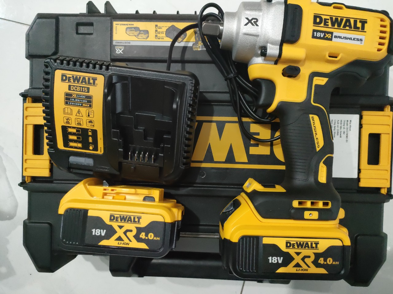 CHÍNH HÃNG - Máy vặn bulong dùng pin 18V Dewalt DCF894M2 ( máy, 2 pin 4ah, sạc , valy)