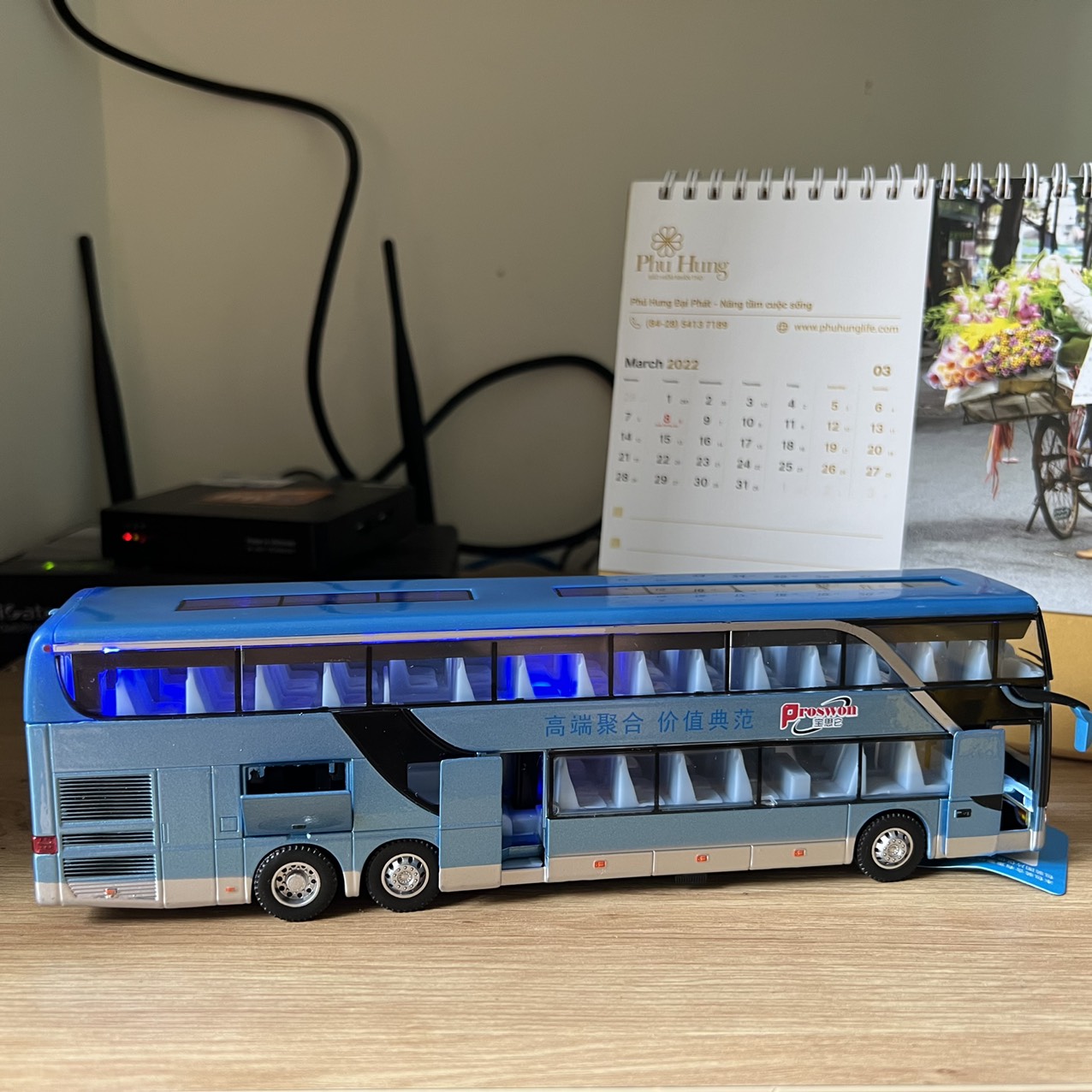 Mô hình xe bus 2 tầng đường dài KAVY-82 chở khách bằng hợp kim có nhạc và đèn mở được tất cả cánh cửa
