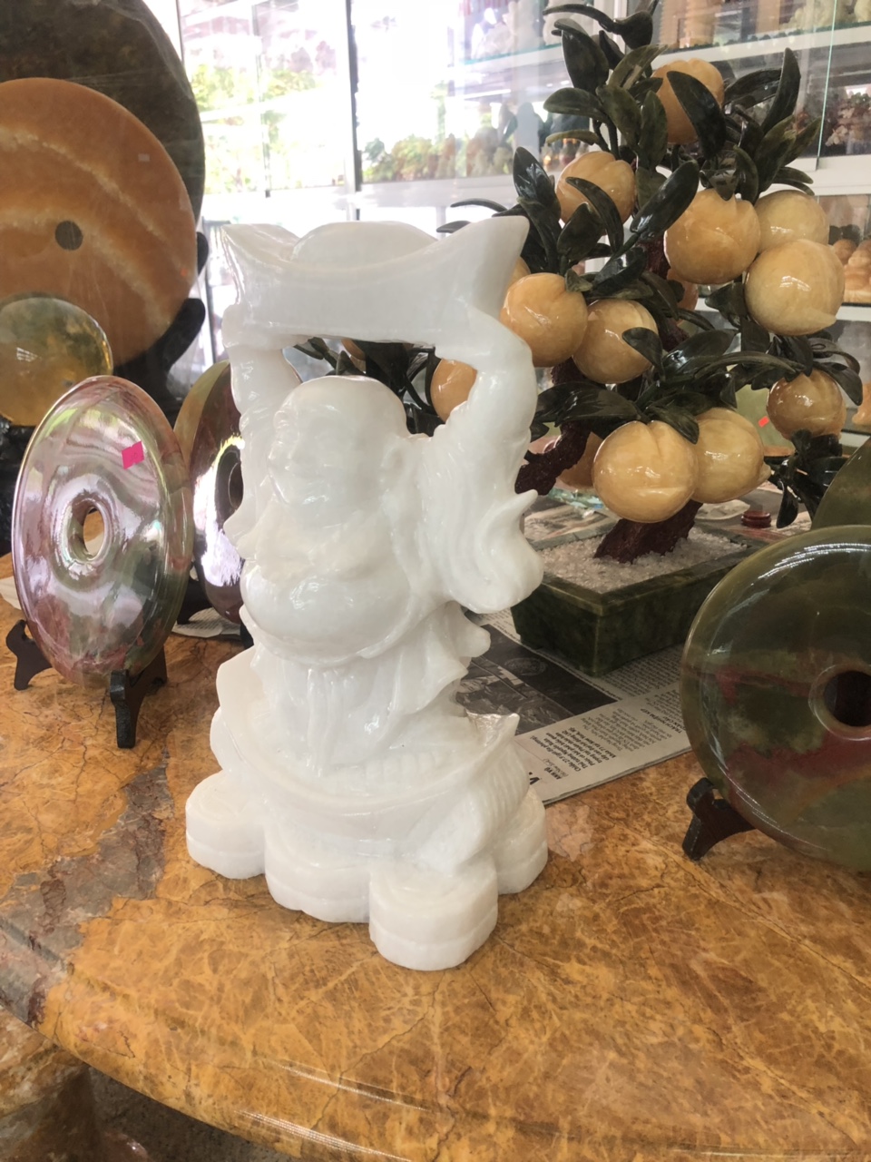 Tượng Phật Di Lặc đứng đỡ thỏi ngân lượng đá trắng - Cao 30 cm