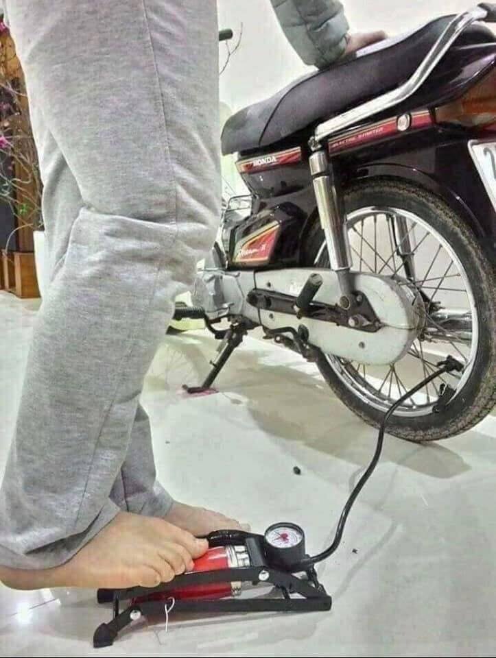 Bơm hơi đạp chân đa năng dùng cho xe đạp xe máy oto bóng phao bơi tiện dụng có đồng hồ đo áp xuất