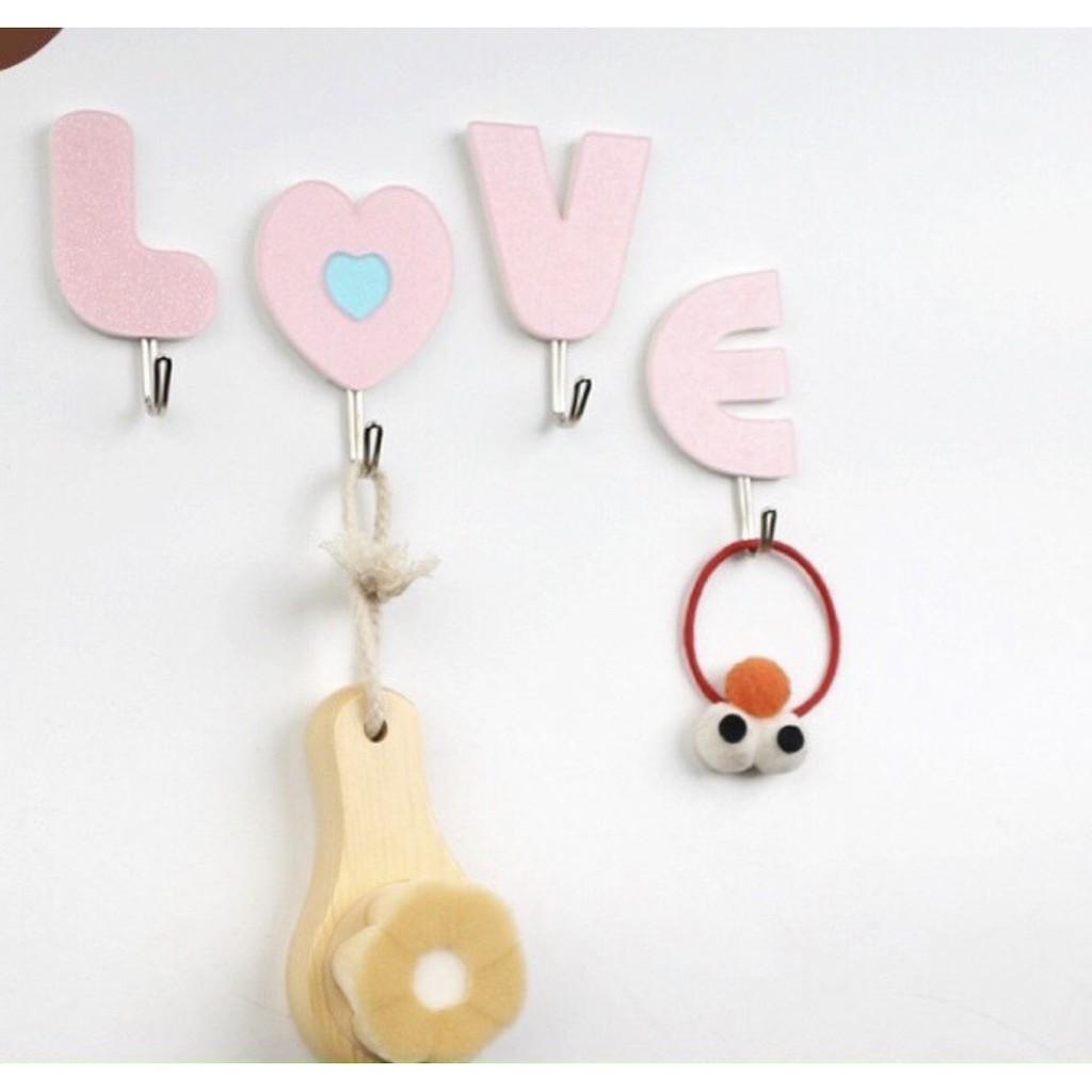 Set 4 móc dán tường chữ LOVE