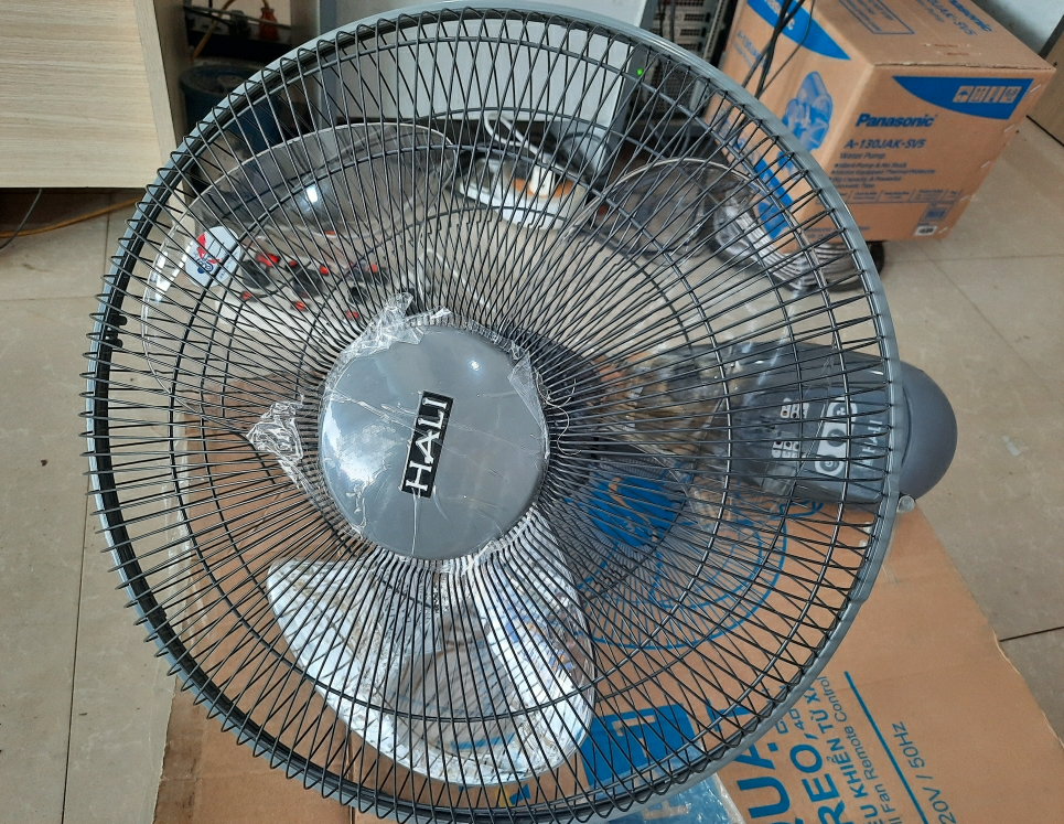Quạt treo tường Hali TR-1 - Màu xám