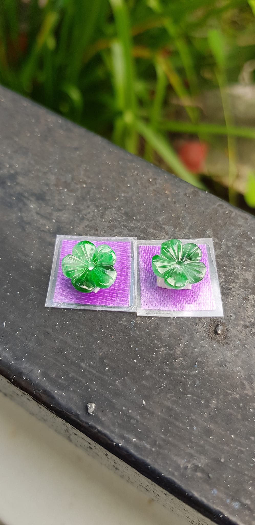 Đôi bông tai hoa mai đẹp đk 10mm x dầy 2mm đá cẩm thạch xanh tự nhiên lý sơn thủy trắng nhẹ các Chị em về bọc vàng lên đeo đẹp sang tai lắm nhé