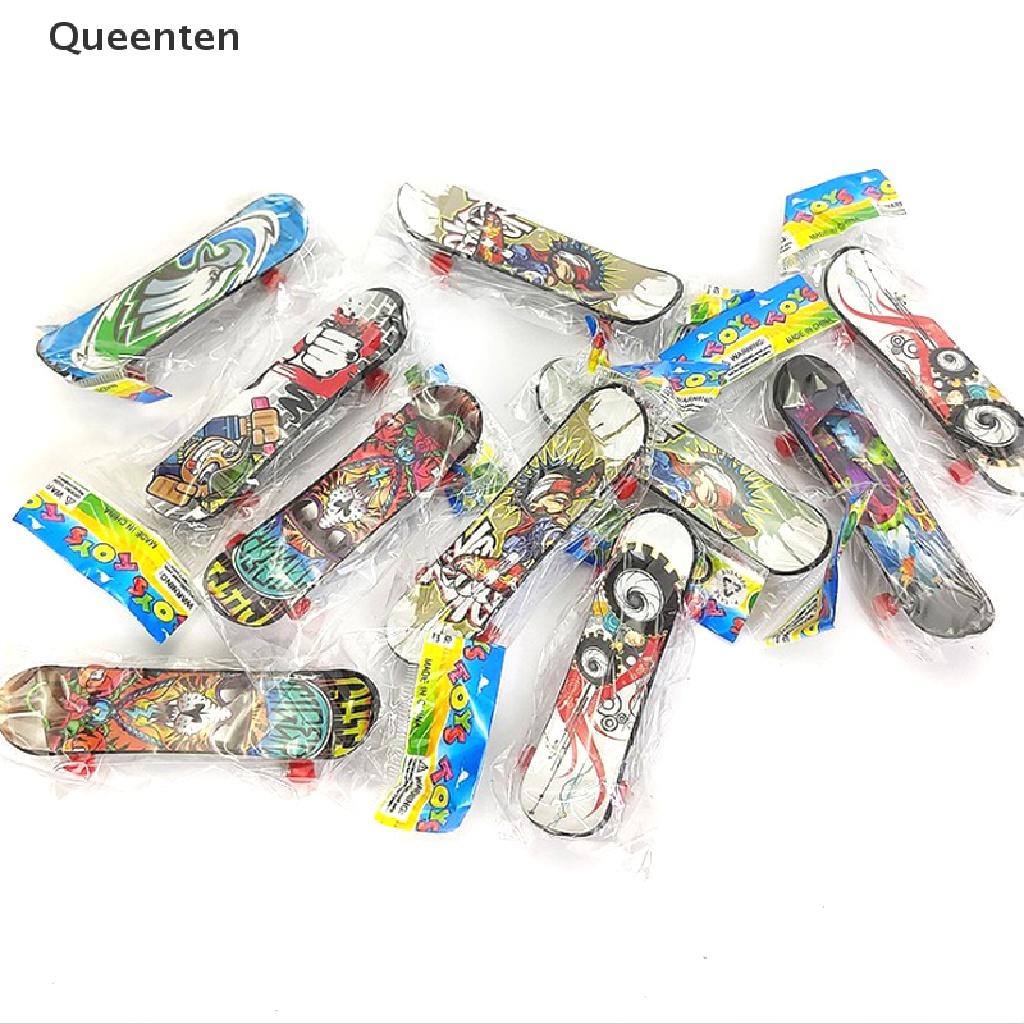 Queenten 1x Mini Finger Skateboard Plastic Finger Skate Scooter Boys Mini Skateboard Toy QT