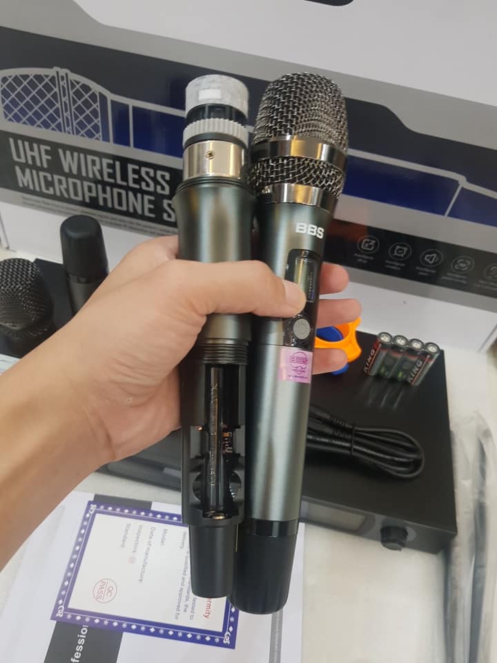 Micro không dây BBS U-898 - Mic karaoke gia đình, sân khấu - Độ nhạy cao, bắt sóng xa, chống hú rít - Thiết kế sang trọng, bắt mắt - Dễ dàng phối ghép với các thiết bị âm thanh khác - Hàng nhập khẩu
