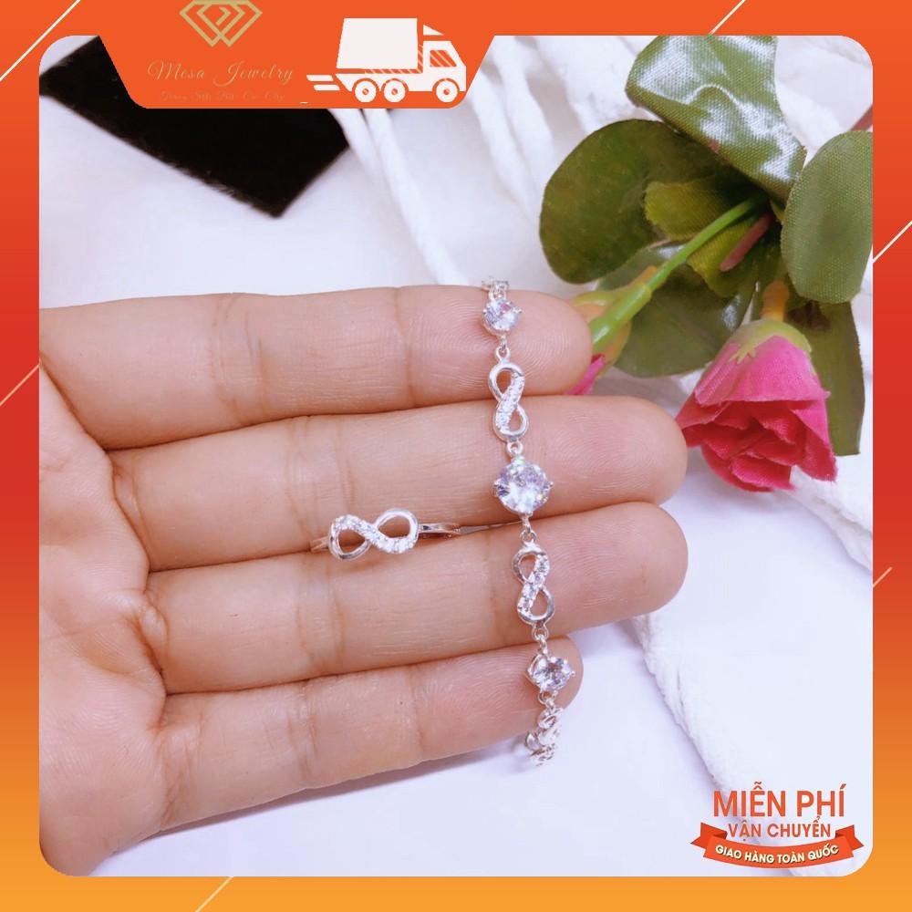 Bộ trang sức gồm nhẫn và lắc tay số 8 gắn đá nhỏ