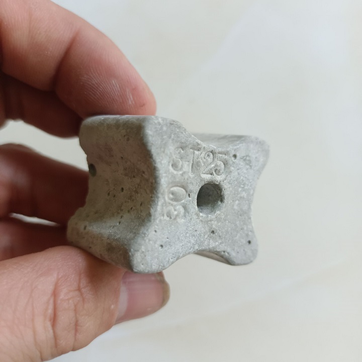 Con Kê Bê Tông 25/30mm Có Lỗ Buộc Dây Thép