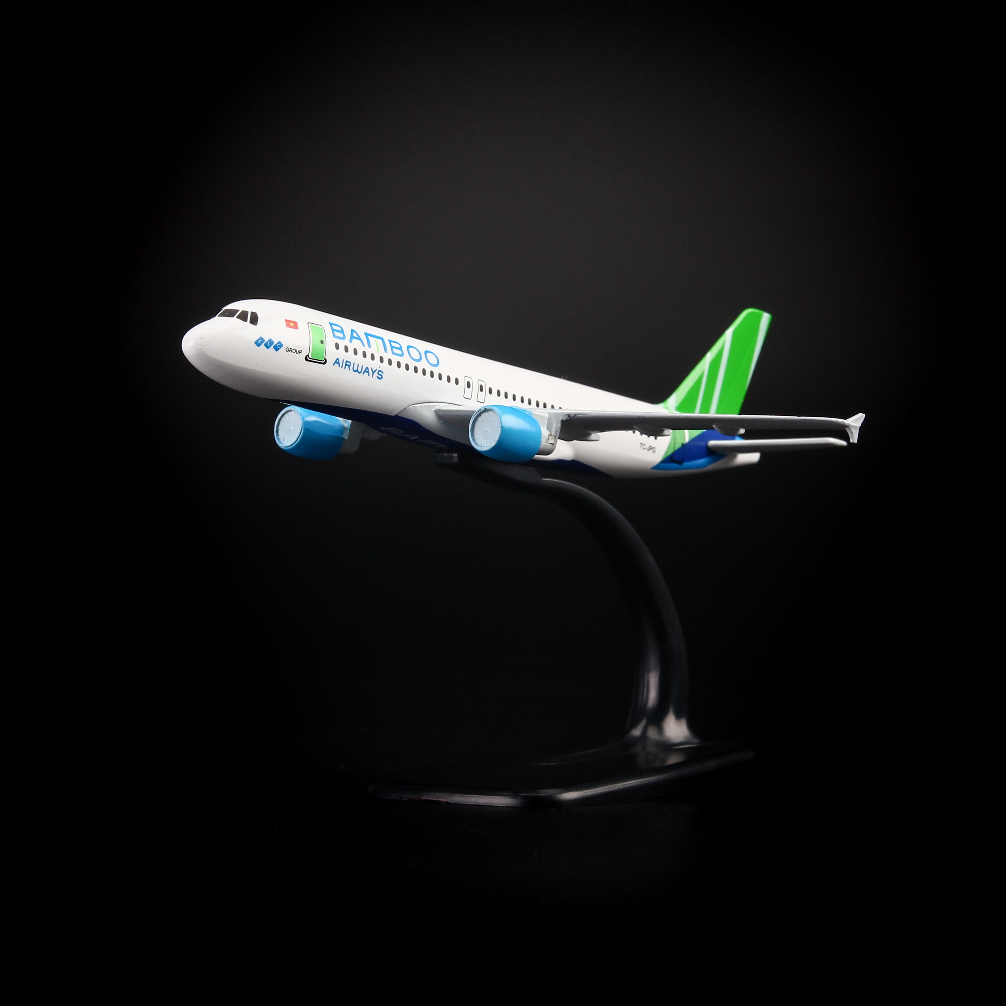 Mô hình máy bay Bamboo Airways Airbus A320 16cm MBMHS16