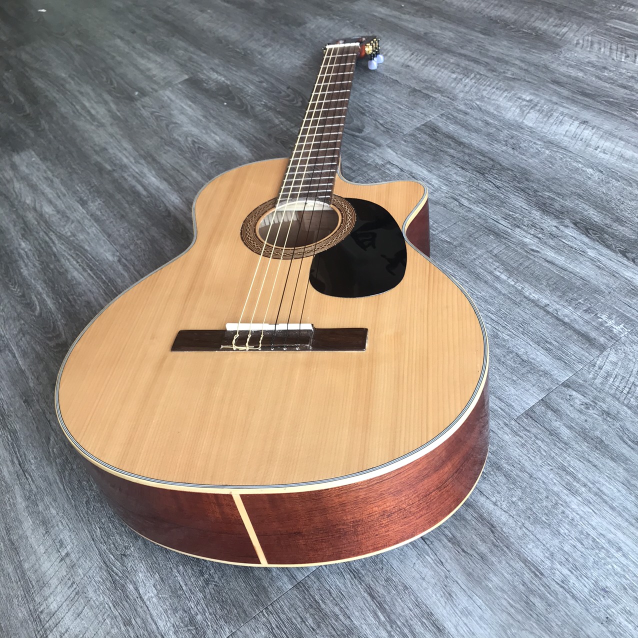 Đàn guitar classic gỗ nguyên tấm có ty chống cong - GTSVSG âm bao ấm