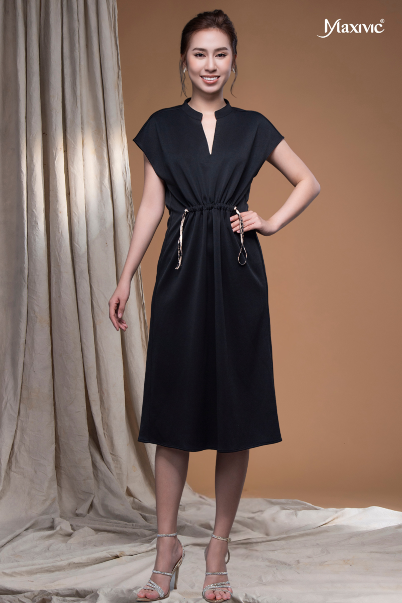 Đầm thun đen cổ sơmi tim, rút dây Maxivic LM062405 [BST Da Beo