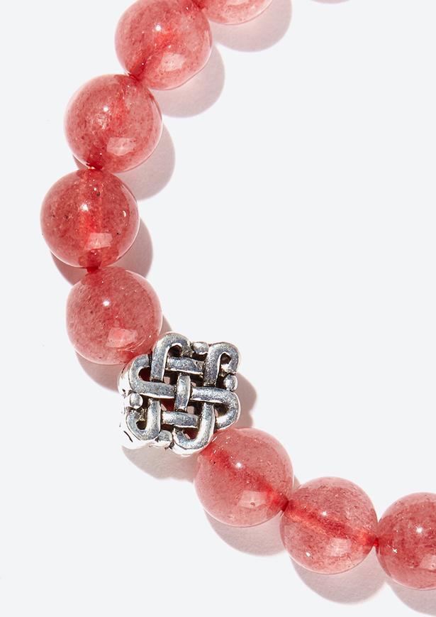 Vòng tay thạch anh dâu charm kết đồng tâm Ngọc Quý Gemstones