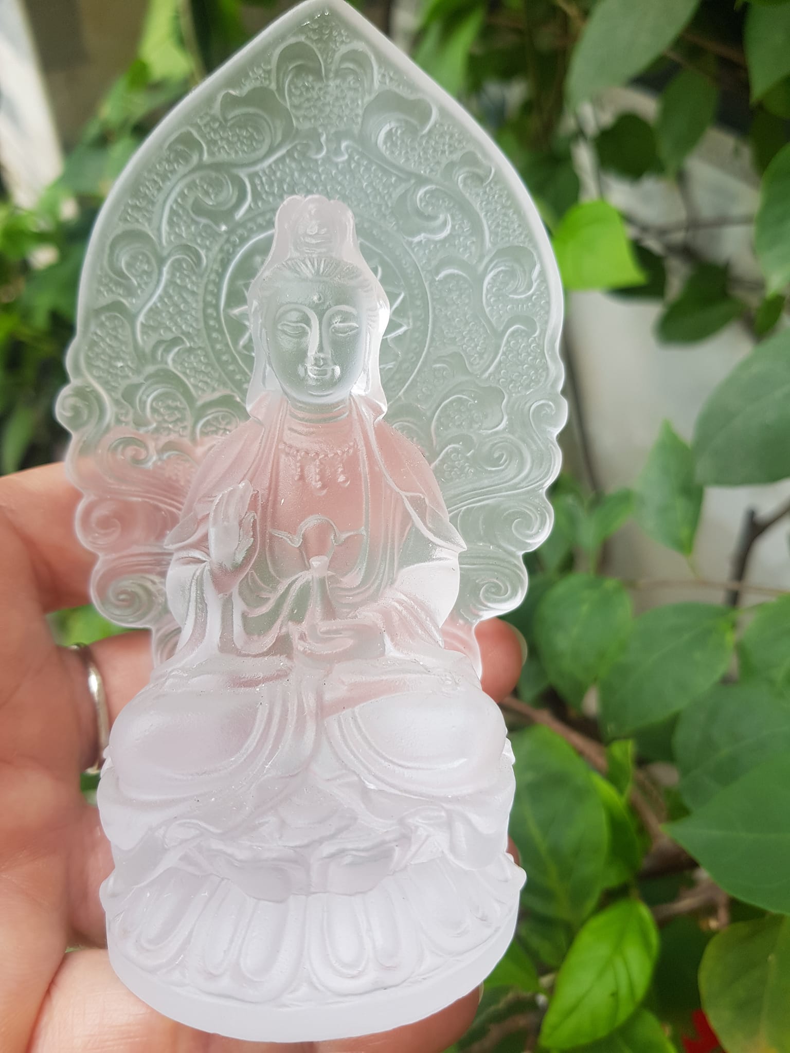 TƯỢNG PHẬT BÀ QUAN ÂM MỚI ĐÁ LƯU LY TRẮNG TINH  ĐỂ TRONG XE HƠI hoặc BÀN cao 12cm x đk 7cm x đế 5cm  Mệnh KIM mệnh THUỶ ạ
