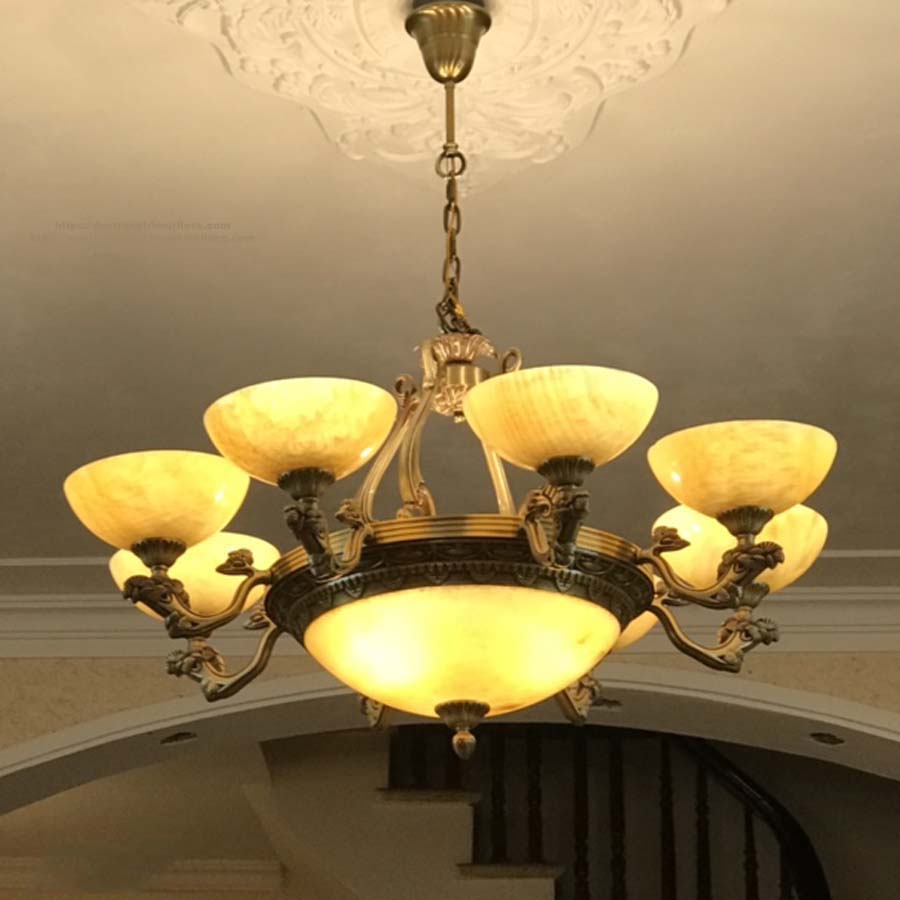 Đèn chùm đồng nguyên chất chao đá vàng dẫn sáng bền bỉ với thời gian 9928, đèn chùm tân cổ điển kiểu dáng sang trọng tinh tế, hoa văn họa tiết  tinh xảo tạo điểm nhấn đắt giá cho mọi không gian nội thất