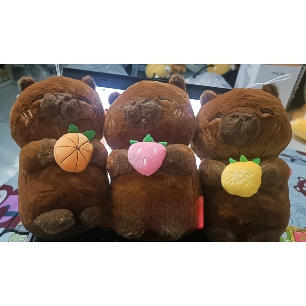 Thú nhồi bông Capybara ôm quả dâu, bí đỏ, dứa đáng yêu - Size 22cm - Quà tặng gấu bông chuột lang ôm trái cây mềm mịn