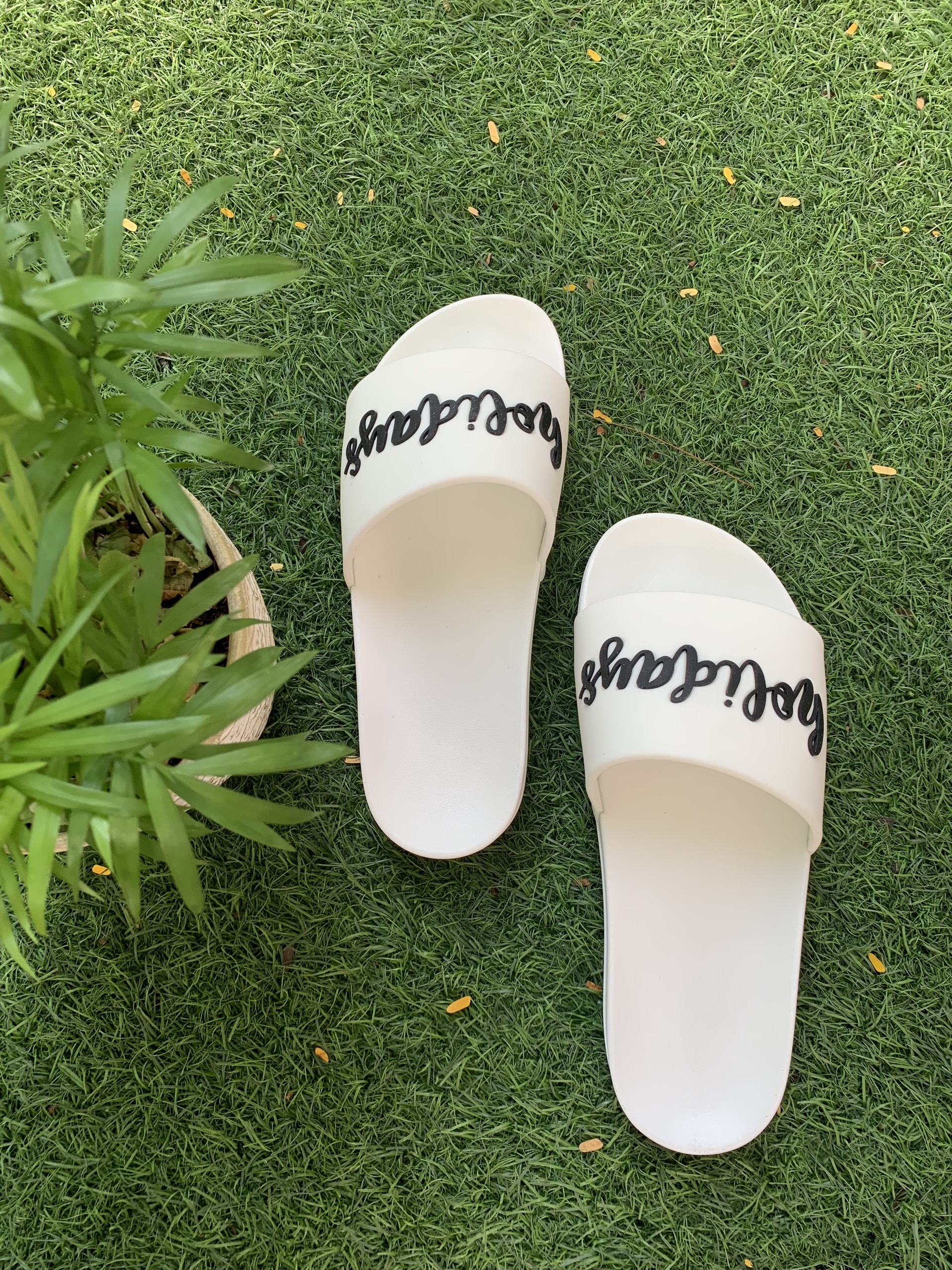 Dép Quai Ngang Màu Trắng holidays In Nổi Chữ dẫn đầu xu hướng Streetwear
