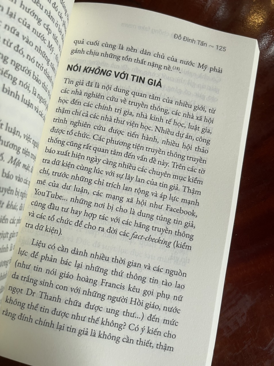 FAKE NEWS &amp; CHỐNG FAKE NEWS Vì sao cái giả hấp dẫn hơn cái thật? – Đỗ Đình Tấn – NXB Tổng hợp TPHCM