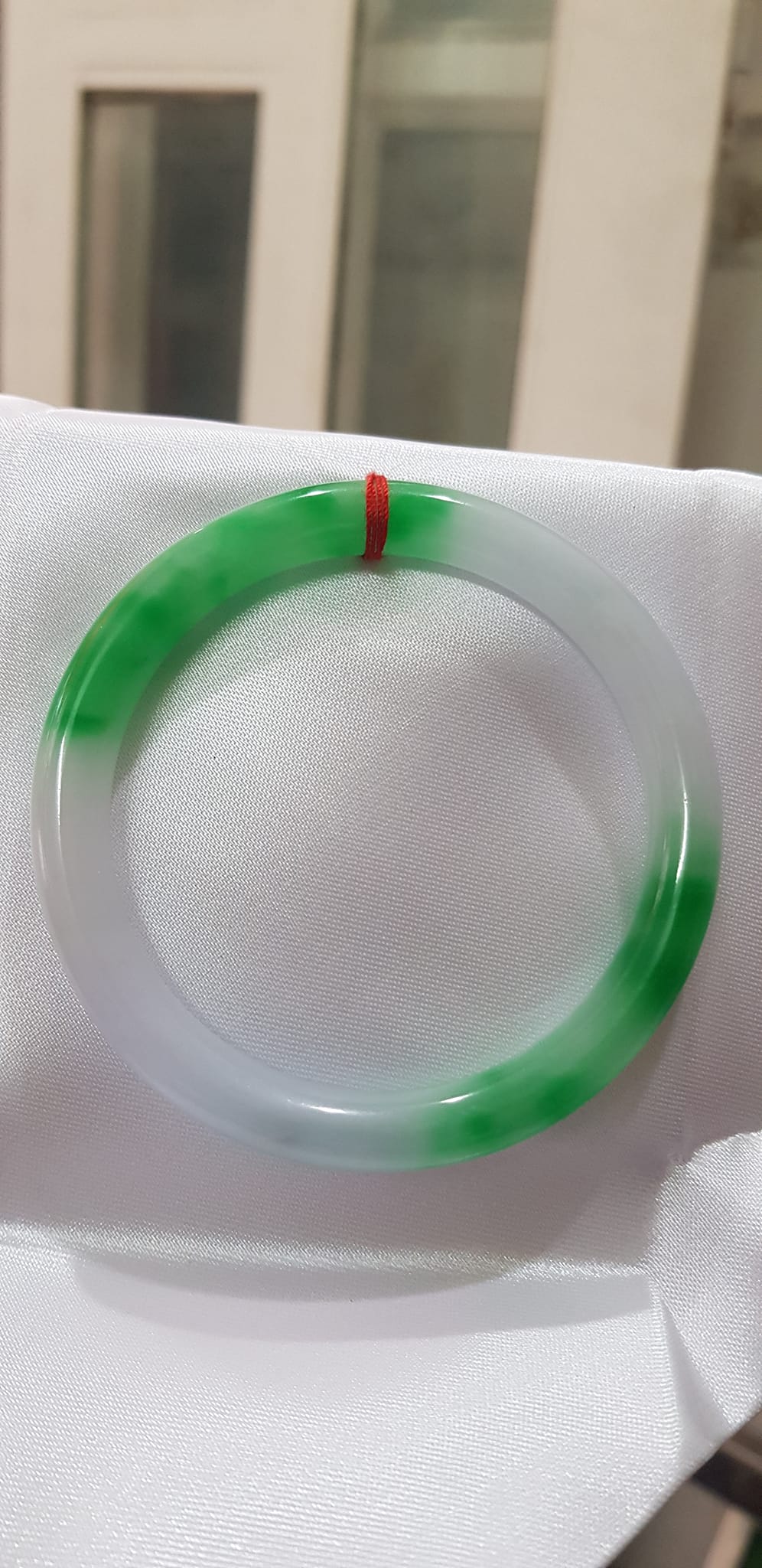 Vòng tay Nữ Đá Cẩm Thạch mới TR Lý 57 mm x cọng 7,5mm Màu Xanh lý tươi trắng 2 bên đều vòng đẹp Nữ 55kg - 64kg đeo đẹp món quà tặng chính mình và người thân đeo đẹp ạ
