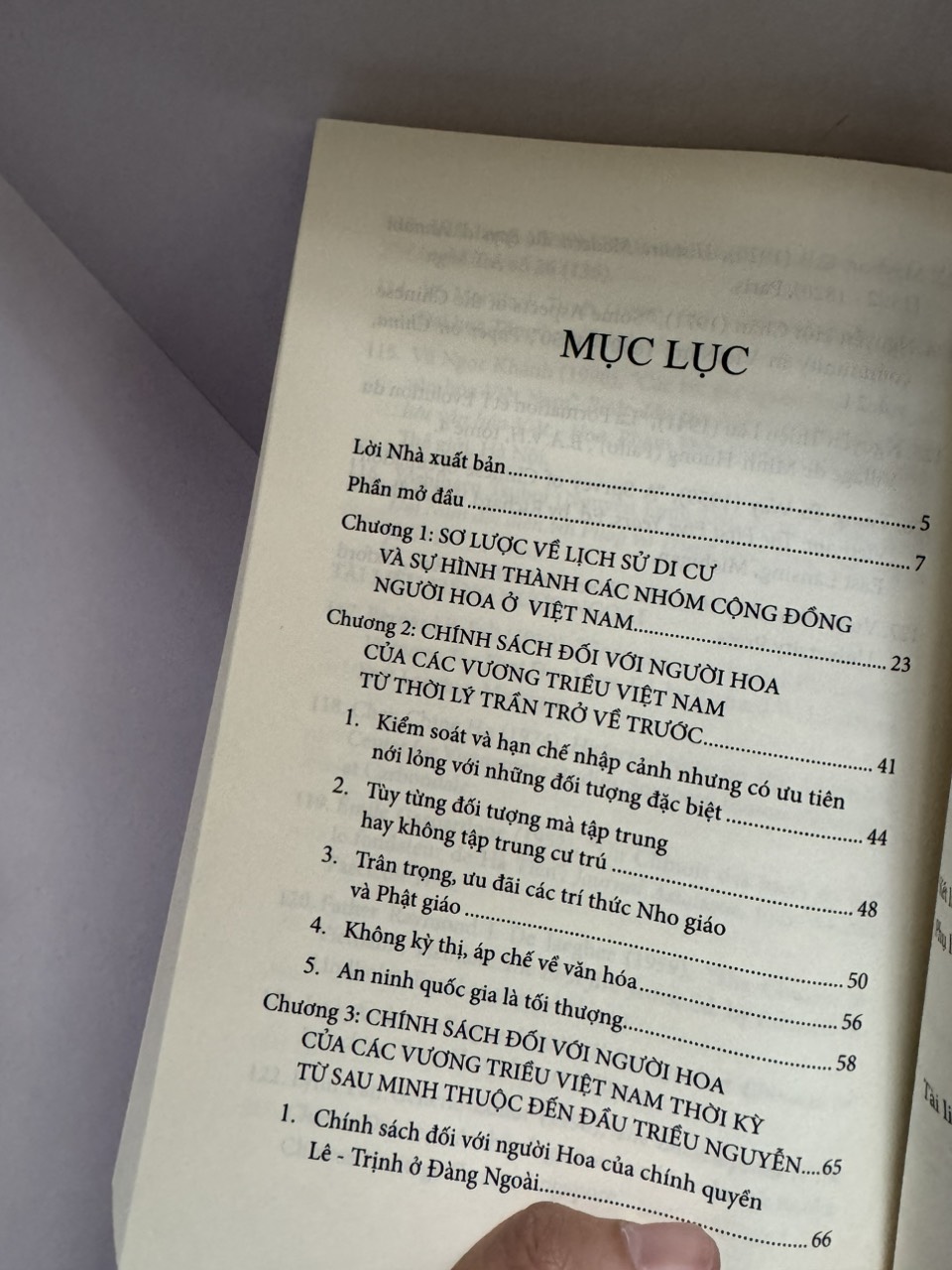 CHÍNH SÁCH CỦA CÁC VƯƠNG TRIỀU VIỆT NAM ĐỐI VỚI NGƯỜI HOA - Huỳnh Ngọc Đáng - Nhà xuất bản Tổng Hợp Thành Phố Hồ Chí Minh.