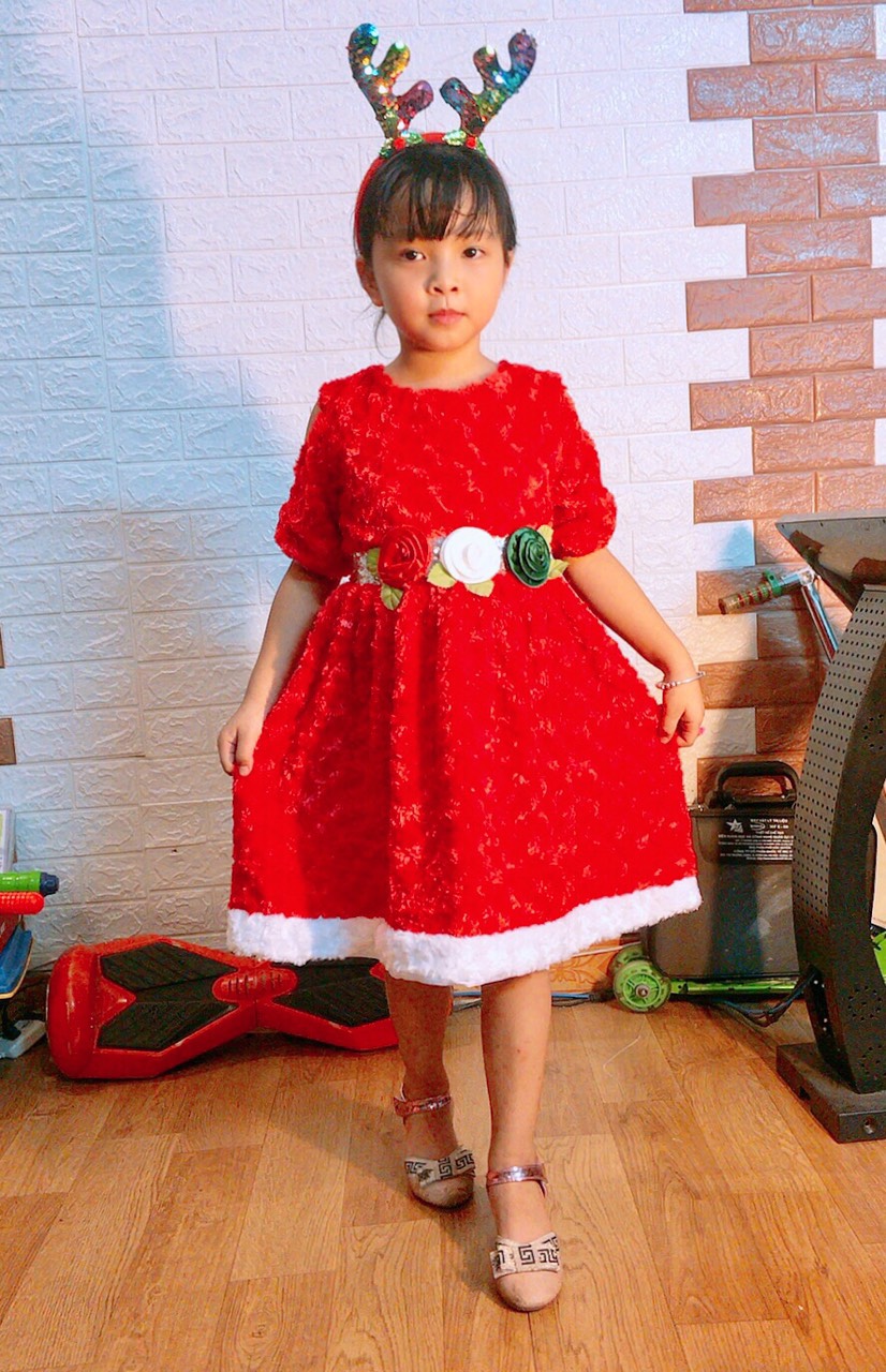 Váy Noel rớt vai nhung mềm dày nền hoa hồng nổi
