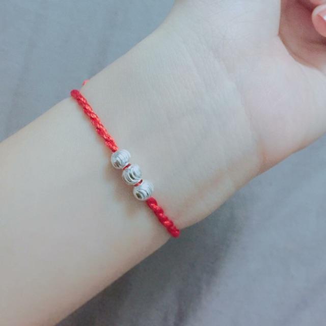 Vòng tay 3 bi bạc chỉ đỏ