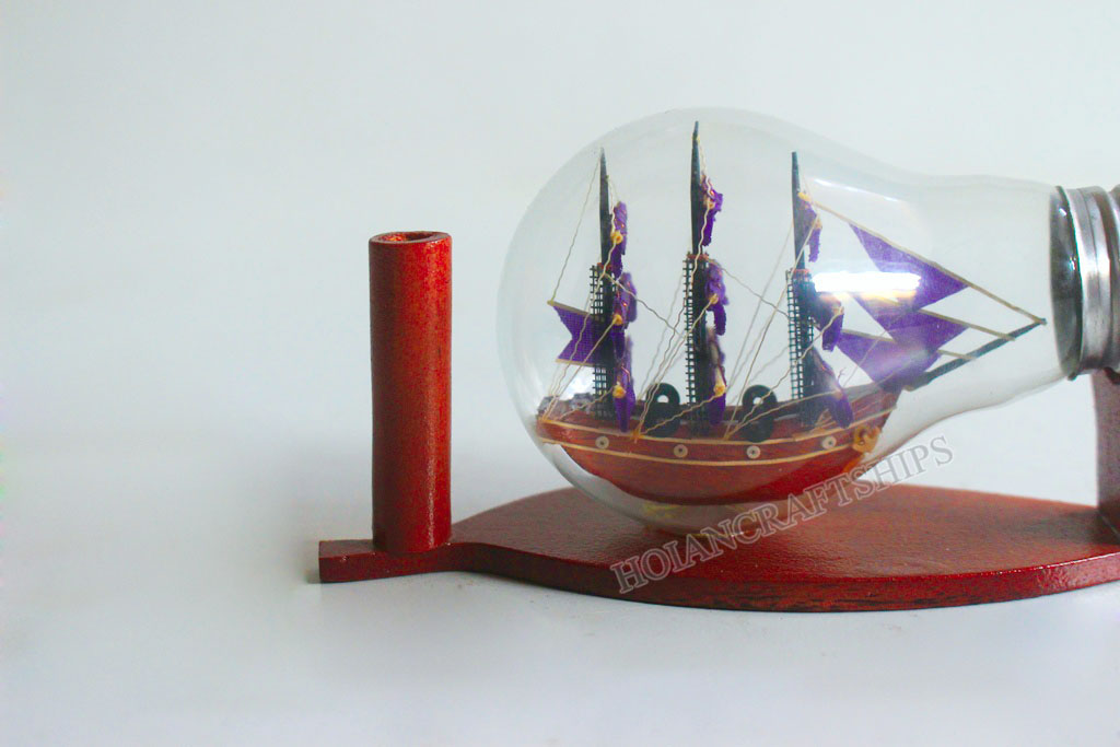 Thuyền trong bóng đèn