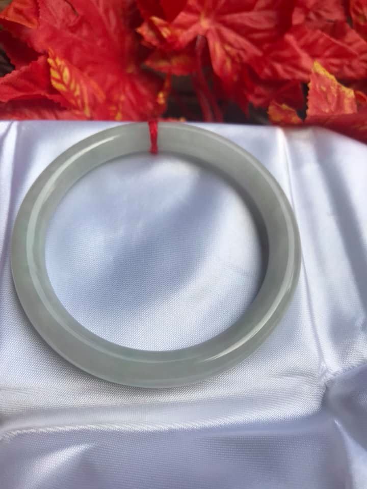 VÒNG TAY ĐÁ CẨM THẠCH MỚI TRẮNG 54mm x dầy 7,8mm  MÀU TRẮNG TINH BÓNG ĐỀU CẢ VÒNG RẤT ĐẸP  CHUẨN NỮ Mệnh KIM THUỶ 54kg đến 64kg Đeo ạ