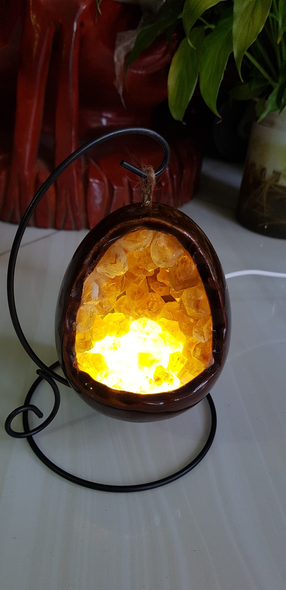 Miếng thạch anh Vàng tự nhiên hốc sâu có đế kiểu có đèn điện công dụng hút tài lộc cả chân Cao 16cm đk 12cm miếng Vàng cao 10cm đk 8cm Anh Chị để bàn trang trí nhà bàn thờ Thần Tài và treo trong phòng làm đèn ngủ may mắn màu Vàng Anh thật sự rất tốt đẹp ạ