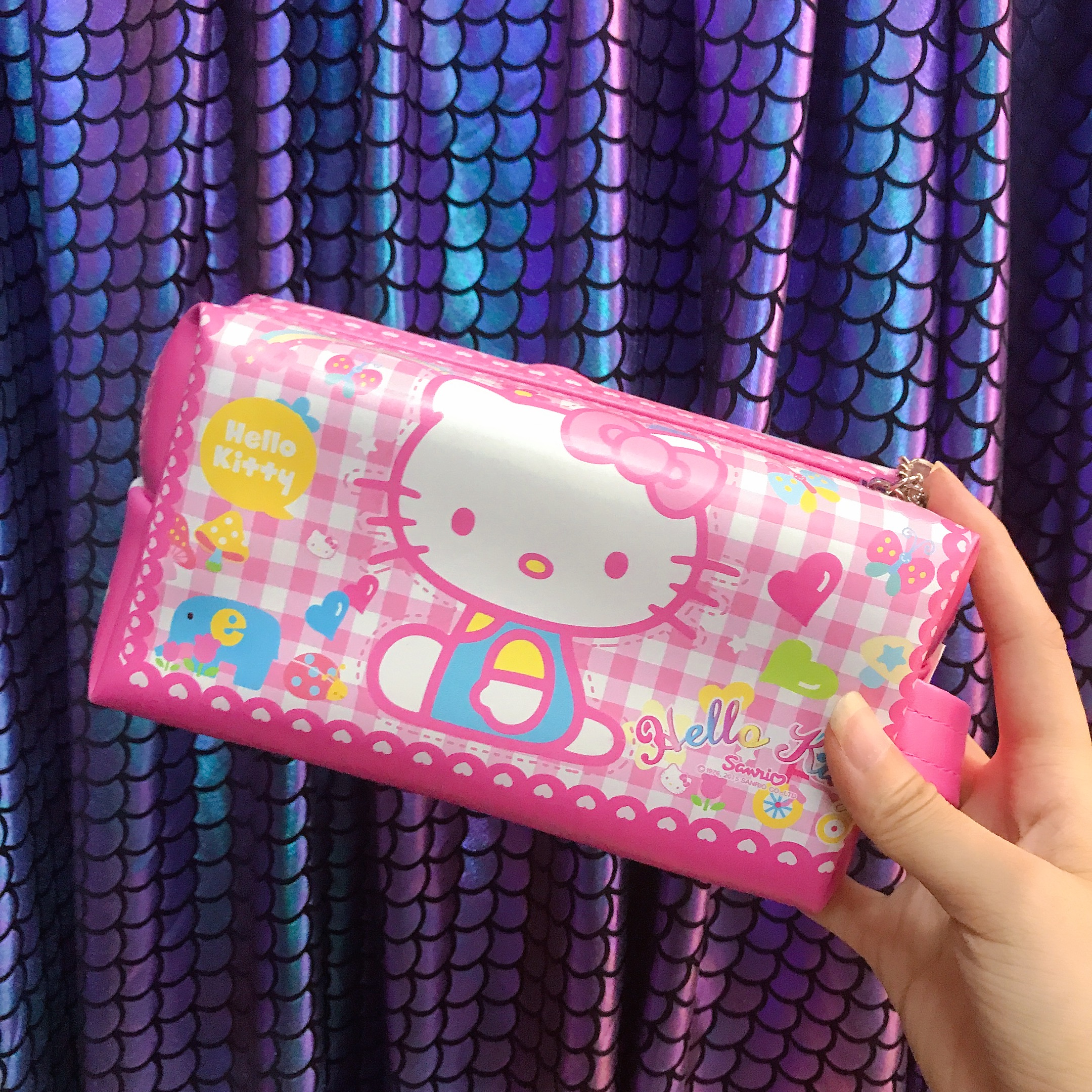 HỘP BÚT , BÓP VIẾT DA HÌNH MÈO HELLO KITTY SỌC CARO TIM MÀU HỒNG ( THÁI LAN ) - 1809KT09391 (18.5x6x10cm)