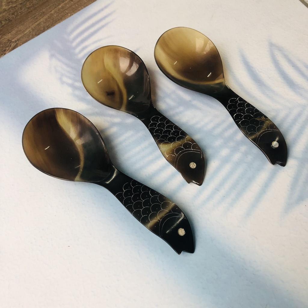 Muỗng/Muôi Sừng Vàng 19x7cm Cán Hình Đầu Cá, Muôi Múc Canh, Làm Thủ Công, An Toàn Cho Sức Khỏe, Decor