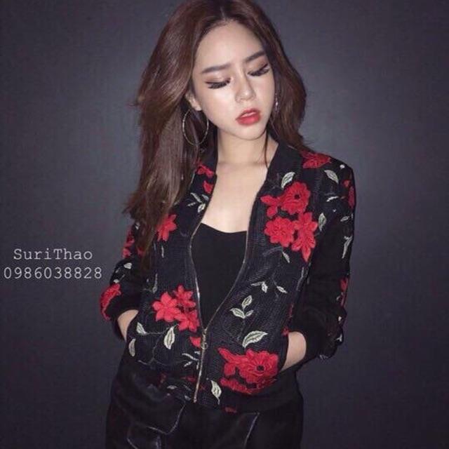 Khoác bomber thêu hoa phối hai dây cực chất
