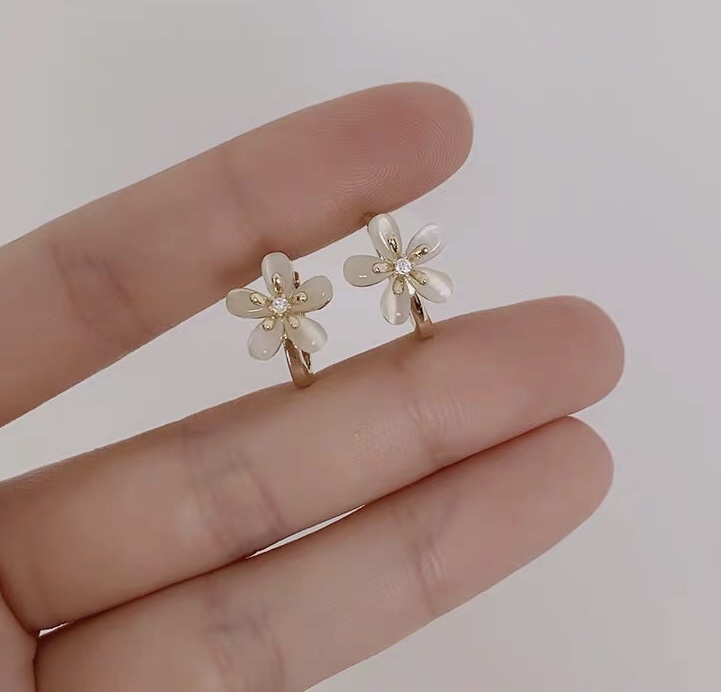 Khuyên tai hình bông hoa đính đá vintage hàn quốc đơn giản