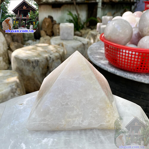 Đá thạch anh hồng hình kim tự tháp phong thủy mang đến may mắn, tài lộc và bình an T539 nặng 720gr kích thước 7.5x10