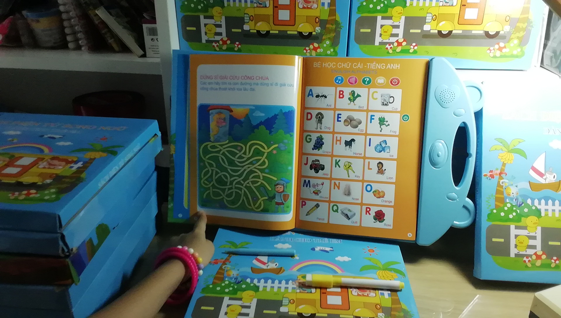 Bảng điện tử song ngữ Anh Việt tặng kèm thước đo chiều cao cho bé
