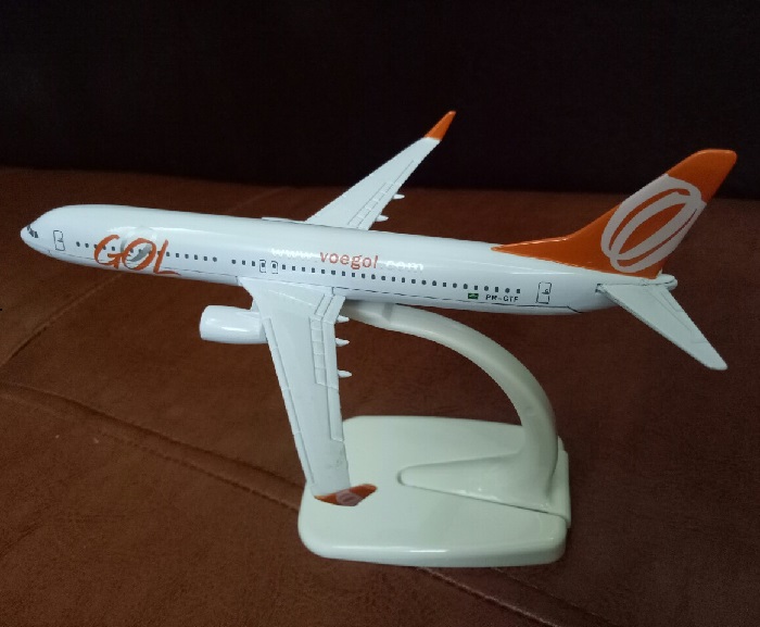 Mô hình máy bay tĩnh 737-800 Gol (voegol_com) 16cm