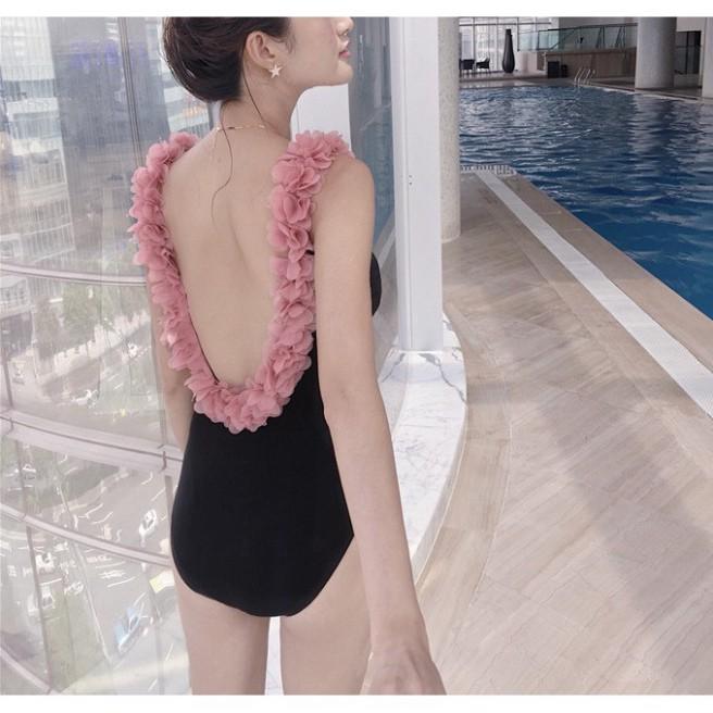 Bikini đi biển khoét lưng cánh hoa