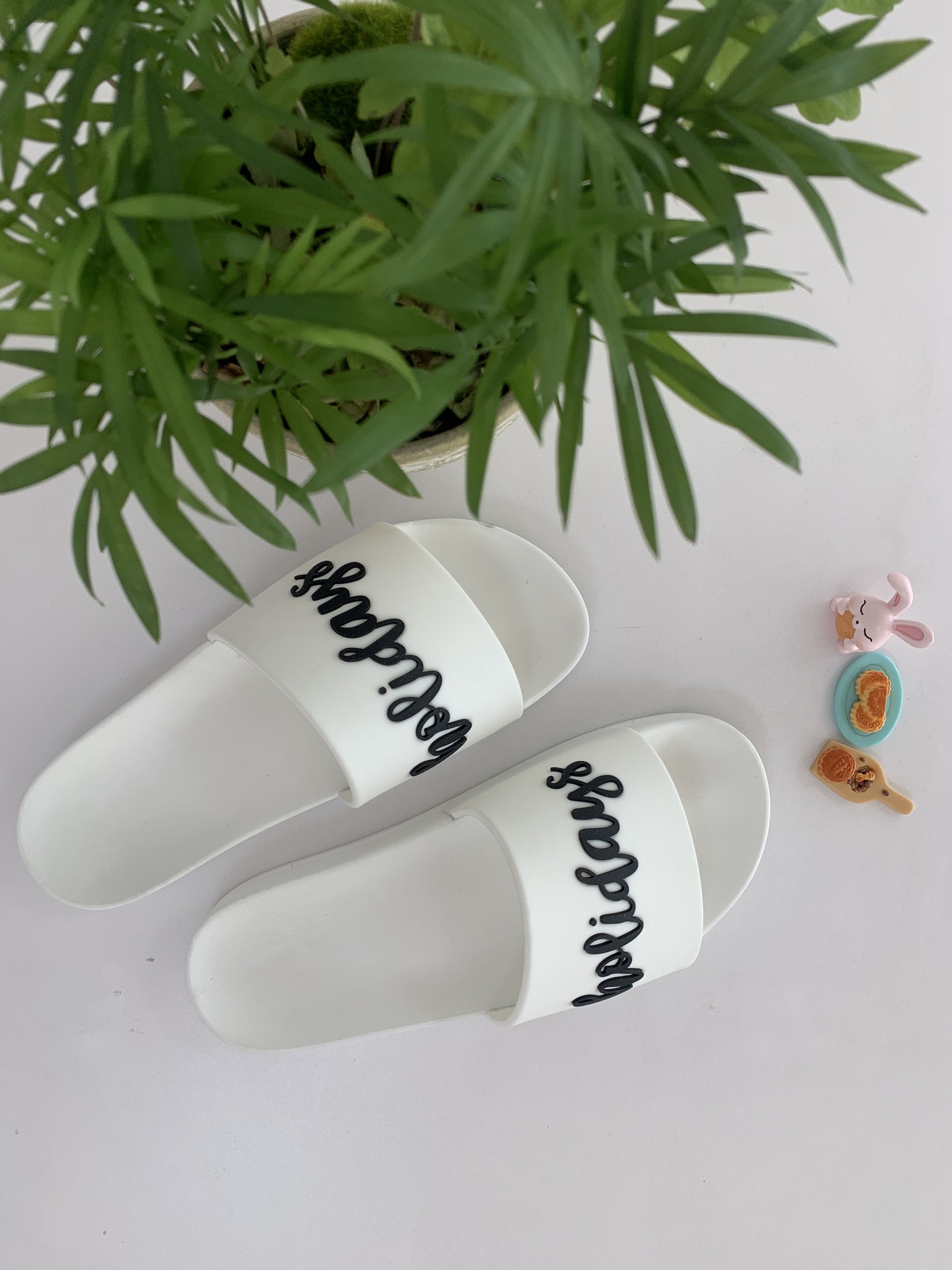 Dép Quai Ngang Màu Trắng holidays In Nổi Chữ dẫn đầu xu hướng Streetwear