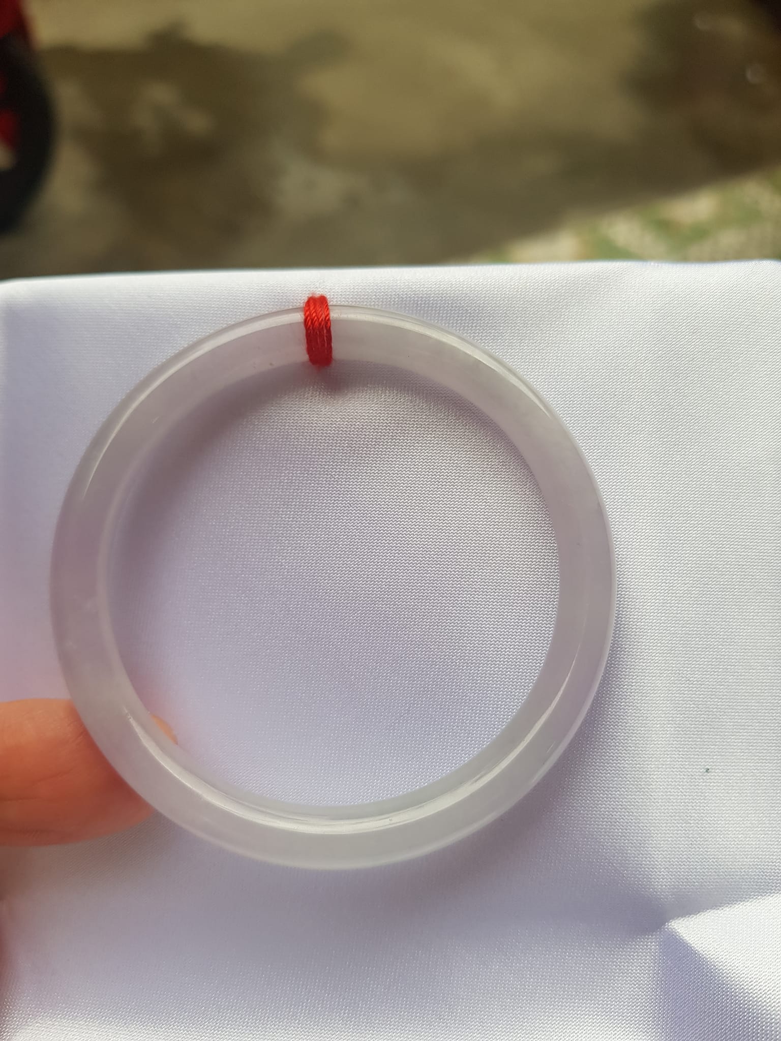 Vòng cẩm thạch Trắng Tím A 48mm x cọng mỏng nhỏ 6mm Màu trắng tím nhẹ 2 bên Nữ mệnh kim thủy tay nhỏ 35kg - 48kg đeo ạ