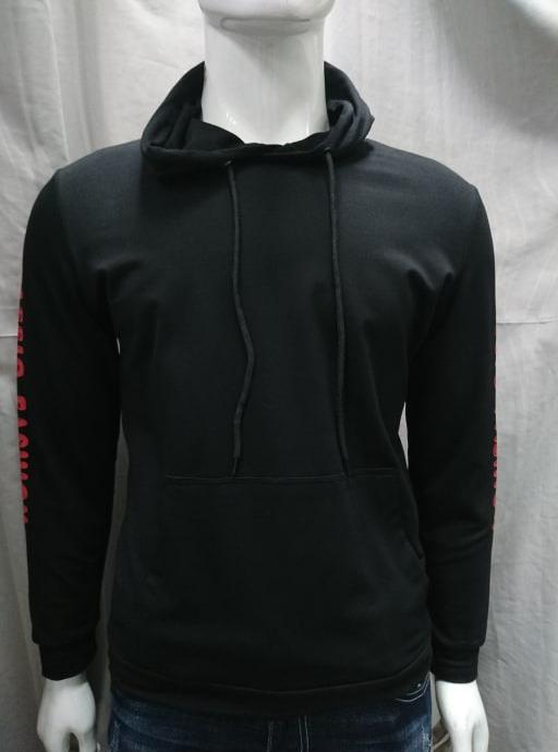 Áo Hoodie với thiết kế dòng chữ bên hông tay áo đầy cá tính