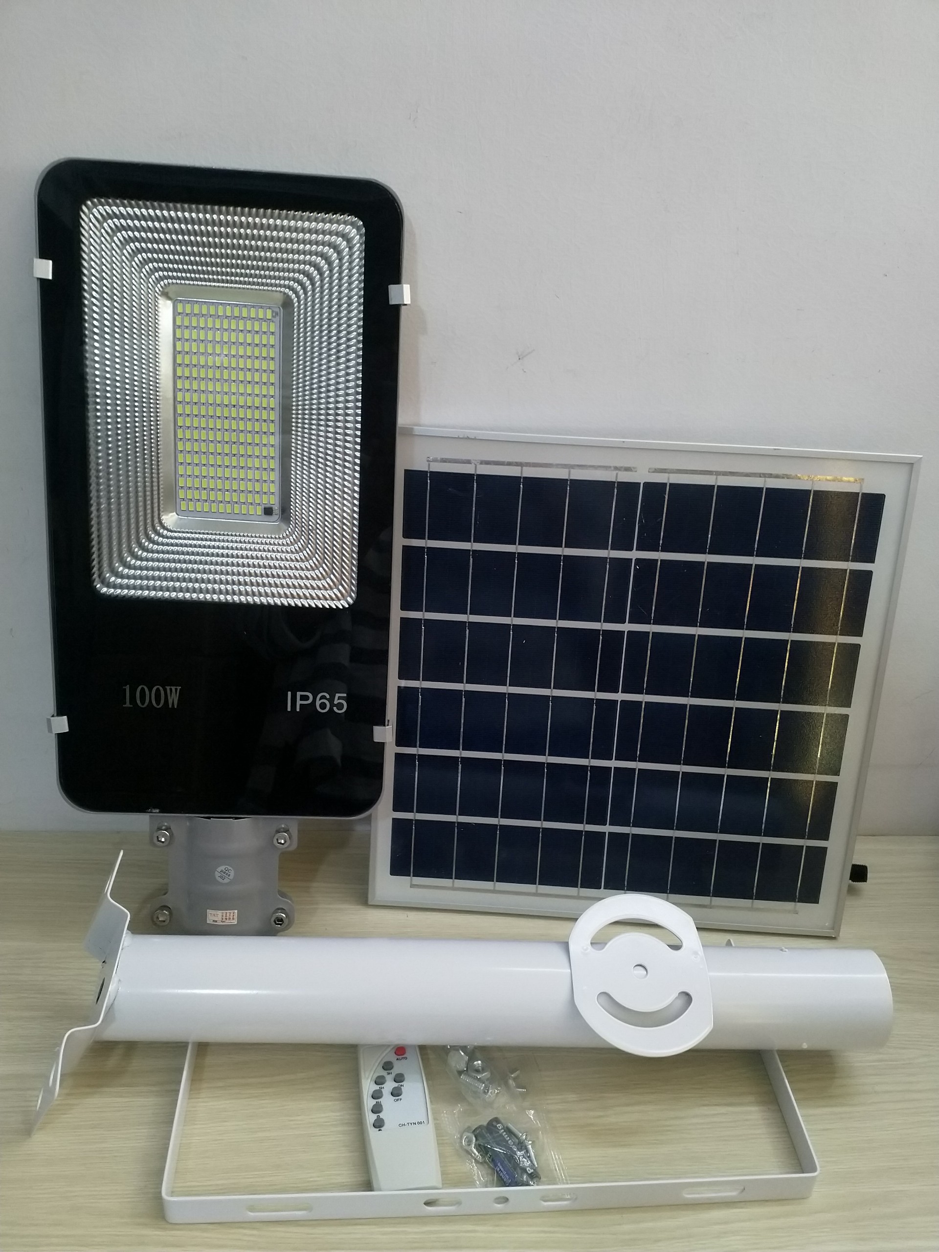 Đèn đường năng lượng mặt trời 100W cho nhà xưởng - tiết kiệm điện - ánh sáng trắng 112 chip led