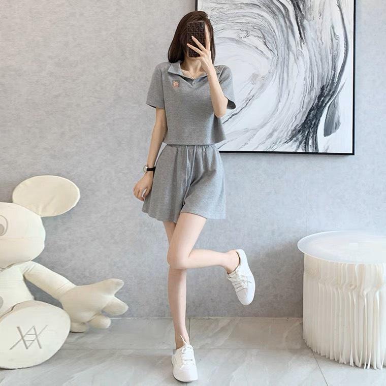 Bộ Áo Thun Cổ Polo Logo Ngực Kèm Quần Giả Váy Dáng Xòe